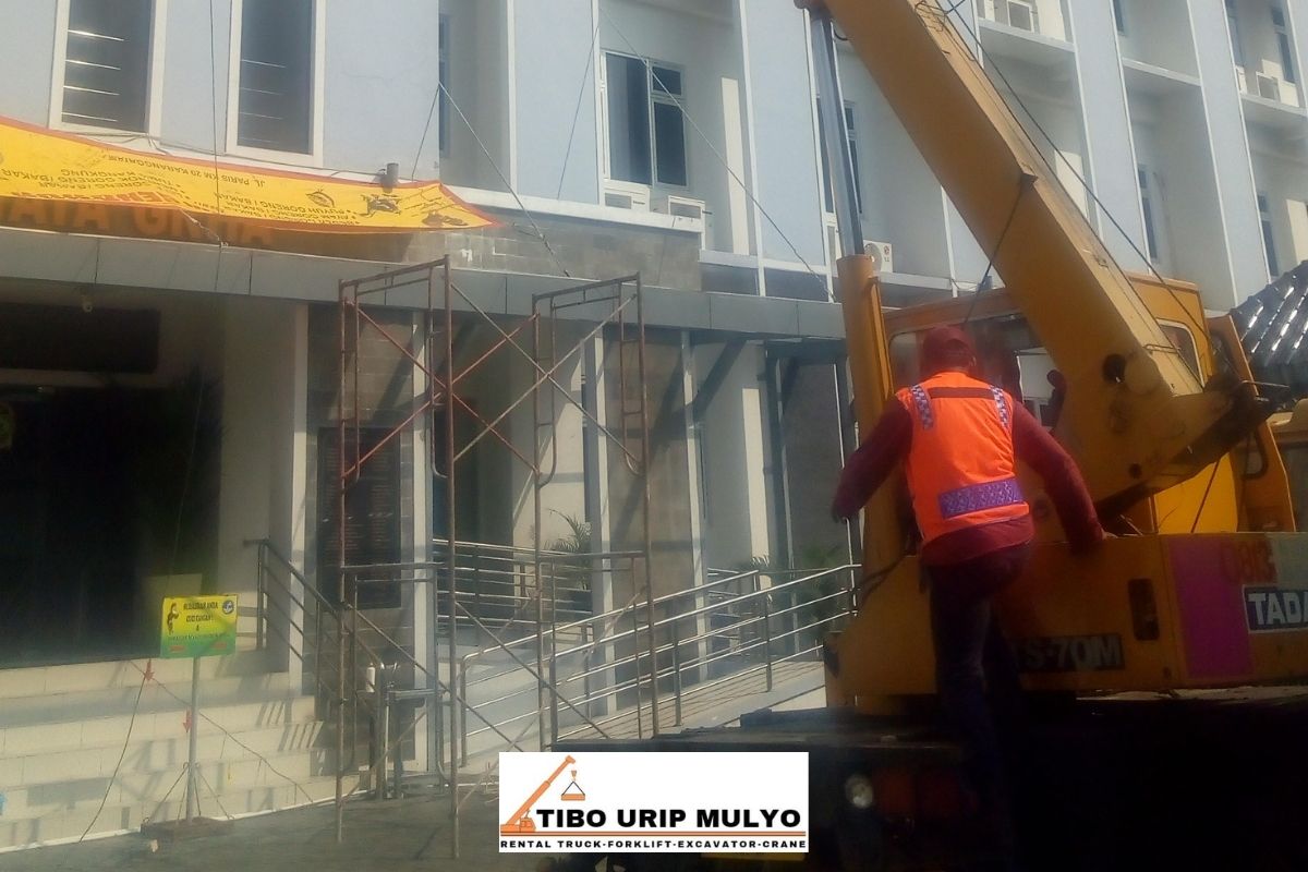Crane Sedang Bekerja di Yogyakarta