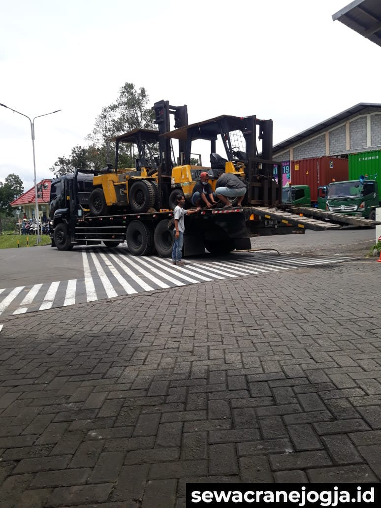 Forklift untuk proyek konstruksi di Jogja