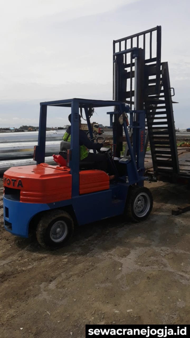 Forklift untuk pergudangan dan industri